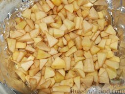 Шарлотка из яблок: На них положить мелко нарезанные яблоки (половину порции).