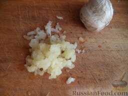 Гренки из ржаного хлеба с чесноком: Почистить чеснок и растолочь в ступке с солью (или можно раздавить в чесночнице).