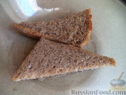 Гренки из ржаного хлеба с чесноком: В тарелку налить растительное масло. Ломти хлеба несколько минут держать в растительном масле (1-2 минуты).
