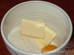 Эклеры с шоколадной глазурью и заварным кремом: Масло, сахар и желток соединить.