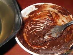 Эклеры с шоколадной глазурью и заварным кремом: В масляную смесь тонкой струей влить теплый сироп, перемешивая массу.     Приготовленной глазурью сразу же покрыть эклеры.