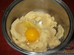 Эклеры с шоколадной глазурью и заварным кремом: Снять с плиты, немного охладить и вбить в тесто по одному 4 яйца (очередное яйцо добавлять только тогда, когда предыдущее будет полностью перемешано с тестом до однородной массы).