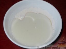Эклеры с шоколадной глазурью и заварным кремом: Приготовление крема для эклеров.    Картофельную и пшеничную муку хорошо перемешать, разбавить половиной порции холодного молока.