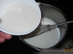 Эклеры с шоколадной глазурью и заварным кремом: Остальное молоко вскипятить и влить в него приготовленную массу, непрерывно помешивая.