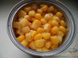 Салат из печени трески и кукурузы: Открыть баночку консервированной кукурузы, слить жидкость.