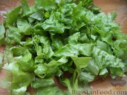 Салат из печени трески и кукурузы: Зеленый салат очистить, промыть и нашинковать.