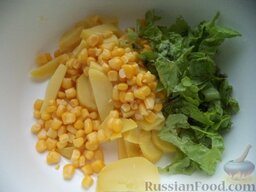 Салат из печени трески и кукурузы: Картофель выложить в миску. Добавить кукурузу и 2/3 части салата.