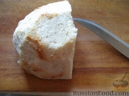 Сухарики чесночные: Острым ножом срезать с хлеба корку.