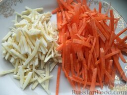 Паштет из говяжьей печени: Очистить, помыть и нарезать кусочками или соломкой морковь и корень петрушки.