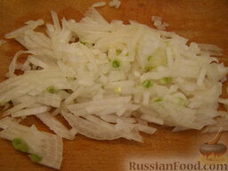 Салат «Обжорка»: Пока варится мясо, подготовить овощи.  Лук очистить, вымыть и нашинковать мелкой соломкой.