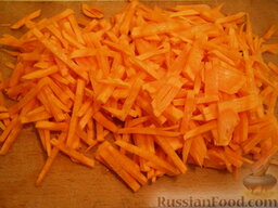 Салат «Обжорка»: Морковь очистить, вымыть, нарезать соломкой.