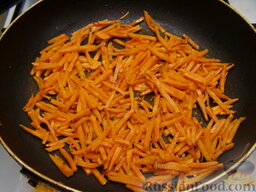 Салат «Обжорка»: Затем нужно обжарить морковь. В сковороду налить 1-1,5 ст. ложки растительного масла, разогреть его, добавить морковь и жарить на среднем огне 7-10 минут. Время от времени, перемешивать для равномерного обжаривания. Морковь не должна быть мягкой.