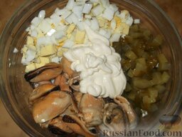 Салат из мидий: В миску сложить нарезанные яйца и огурцы. Добавить мидии целыми, заправить майонезом и выдавить сок лимона.
