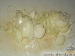 Суп из брокколи и цветной капусты: Лук очистить и мелко нарезать.