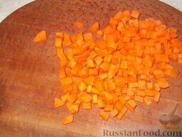 Суп из брокколи и цветной капусты: Морковь очистить, нарезать кубиками.