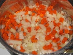 Суп из брокколи и цветной капусты: В кастрюле разогреть масло. Лук и морковь обжаривать в кастрюле на среднем огне на растительном масле 5-7 минут, до мягкости. Влить 1-1,5 л воды, довести до кипения.