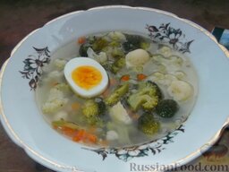 Суп из брокколи и цветной капусты: В каждую тарелку с супом положить половину вареного яйца и несколько сырных шариков.    Приятного аппетита!