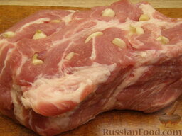 Мясо в духовке: Кусок мяса вымыть, обсушить и нашпиговать чесноком, прорезая для этого в мясе небольшие отверстия.