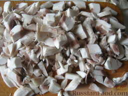 Жульен из грибов: Почистить, помыть и мелко нарезать свежие грибы.