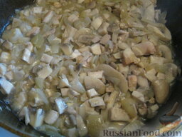 Жульен из грибов: Нагреть сковороду, налить растительное масло  4-5 ст. ложек. Помешивая, обжарить грибы с луком на растительном масле на среднем огне до золотистого цвета.