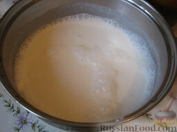 Жульен из грибов: Приготовить соус. Вскипятить 0,5 л воды. Сметану залить кипятком, перемешать.