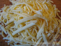 Жульен из грибов: Включить духовку для разогрева.    Натереть на крупную терку сыр.