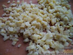 Салат „Гранатовый браслет”: Картофель отварной очистите, нарежьте мелкими кубиками.
