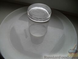 Салат „Гранатовый браслет”: В центр блюда поставьте цилиндрическую форму (например, стакан). Вокруг формы уложите слоями ингредиенты, смазывая каждый слой майонезом.