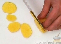 Мясо по-французски с картофелем: Картофель нарезать тонкими ломтиками.