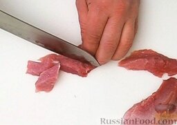 Мясо по-французски с картофелем: Мясо нарезать кусочками.