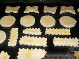 Соленое творожное печенье: Фигурки обмазать взбитым яйцом и выпекать при умеренном жаре (180 градусов) 25-30 минут.