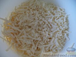 Хачапури из слоеного теста: Как приготовить хачапури с сыром из слоеного теста:    Включите духовку, разогрейте до 180 градусов.    Тесто разморозьте согласно инструкции.    Сыр натрите на крупной терке.