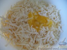 Хачапури из слоеного теста: Сыр выложите в миску. Добавьте куриное яйцо, все хорошо перемешайте. Начинка готова.