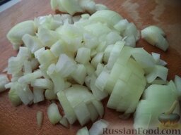 Грибной салат «Нежность»: Лук очистить, помыть, порезать небольшими квадратиками.