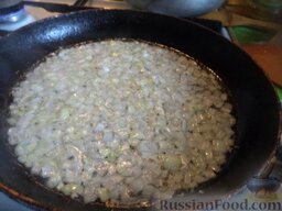Грибной салат «Нежность»: Сковороду разогреть, налить растительное масло. В масло выложить лук. Жарить на растительном масле на среднем огне, помешивая, 2-3 минуты.