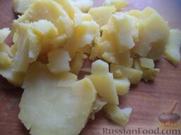 Грибной салат «Нежность»: Картофель очистить, порезать как в винегрет, кубиками.