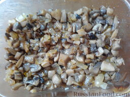 Салат «Полянка»: 2 слой - грибы, поджаренные с большим количеством лука на растительном масле (все мелко рубленное).