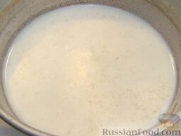 Сметанный крем с желатином (основной): Поставить кастрюльку с раствором желатина на медленный огонь и подогреть до полного растворения желатина (примерно 5 минут). Следить, чтобы молоко (или вода) не закипело. Оставить остывать.