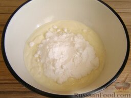 Сметанный крем с желатином (основной): В миску налить сметану, добавить сахарную пудру.