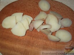Кролик, запеченный с яйцом: Картофель очистить и нарезать ломтиками.