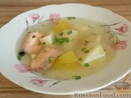 Суп из форели с картофелем: Подать суп из форели, посыпав зеленью. Отваренную рыбу выложить на отдельную тарелку или, отделив от костей, положить в тарелки с супом.