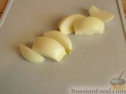 Суп из форели с картофелем: Лук очистить, крупно нарезать.    Корень петрушки тщательно вымыть, можно разрезать на несколько частей.