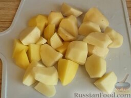 Суп из форели с картофелем: Картофель очистить, вымыть и нарезать.