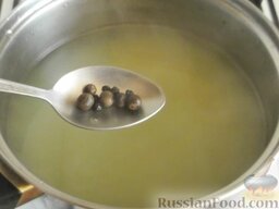Суп из форели с картофелем: В процеженный бульон добавить черный и душистый перец.