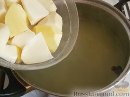 Суп из форели с картофелем: Выложить крупно нарезанный картофель. Варить суп из форели с картофелем до готовности (20 минут) при слабом кипении.  Суп из форели готов.