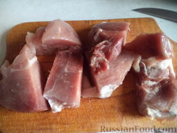 Шашлык из свинины на противне: Мясо вымыть, осушить. Нарезать мясо кубиками.