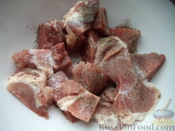 Шашлык из свинины на противне: Мясо посыпать солью и перцем. Перемешать.