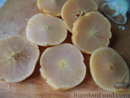 Шашлык из свинины на противне: Яблоки нарезать кольцами (толщиной около 1 см).