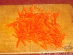 Кролик в сметане: Очистить, вымыть морковь, нарезать соломкой.
