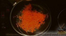 Сердечки куриные тушеные: На разогретой сковороде с небольшим количеством масла обжарить морковь (3-4 минуты). Переложить в кастрюльку с луком.